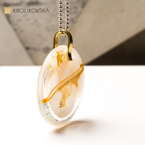 Naszyjnik z grafiką, unikalny akcent stylu.