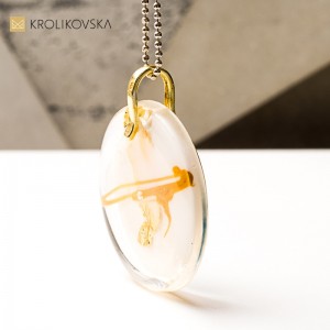 Naszyjnik z grafiką, unikalny akcent stylu.