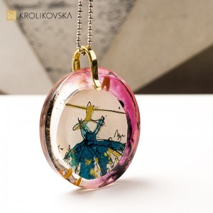 Naszyjnik z żywicy, delikatny dodatek z charakterem.