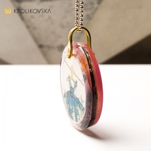 Naszyjnik z żywicy, delikatny dodatek z charakterem.