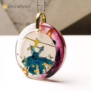 Naszyjnik z żywicy, delikatny dodatek z charakterem.