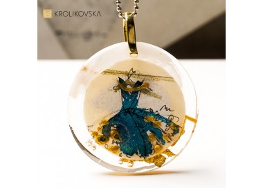 Biżuteria z grafiką, wyjątkowy detal w stylizacji.