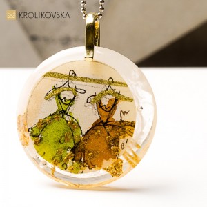 Naszyjnik z grafiką artystki, luksus w formie biżuterii.