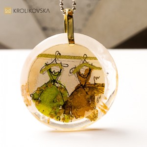 Naszyjnik z grafiką artystki, luksus w formie biżuterii.