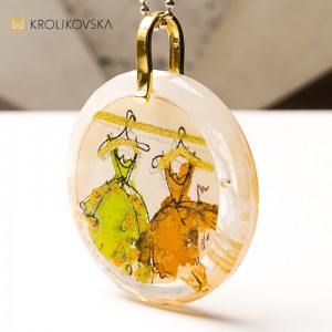 Naszyjnik z grafiką artystki, luksus w formie biżuterii.