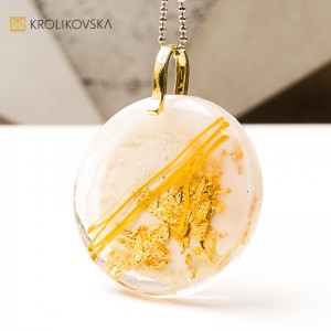 Naszyjnik z grafiką artystki, luksus w formie biżuterii.