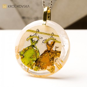 Naszyjnik z grafiką artystki, luksus w formie biżuterii.