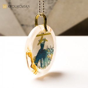 Biżuteria z grafiką, pełna emocji i symboli.