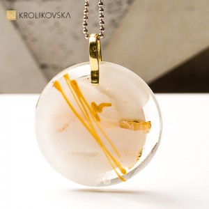 Biżuteria z grafiką, pełna emocji i symboli.