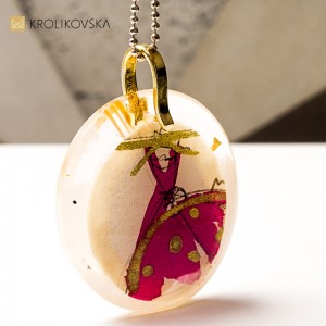 Naszyjnik z żywicy, biżuteria z przesłaniem.