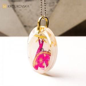 Naszyjnik z żywicy, biżuteria z przesłaniem.