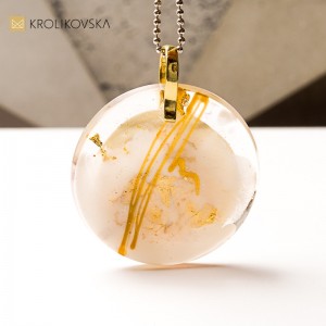 Naszyjnik z żywicy, biżuteria z przesłaniem.