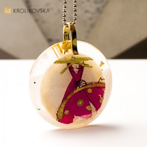 Naszyjnik z żywicy, biżuteria z przesłaniem.