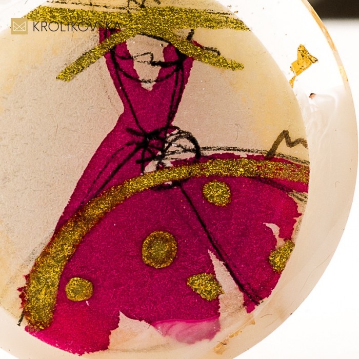 Naszyjnik z żywicy, biżuteria z przesłaniem.