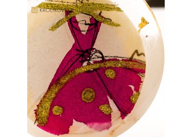 Naszyjnik z żywicy, biżuteria z przesłaniem.