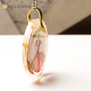 Naszyjnik handmade, opowieść w kropli żywicy.