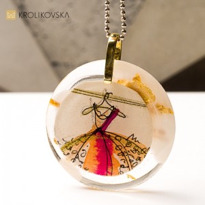 Naszyjnik handmade, opowieść w kropli żywicy.
