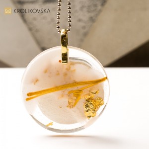 Naszyjnik handmade, opowieść w kropli żywicy.