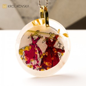 Naszyjnik z grafiką artystki, delikatna opowieść o kobiecości.