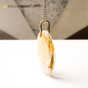 Biżuteria z żywicy, połączenie emocji i estetyki.