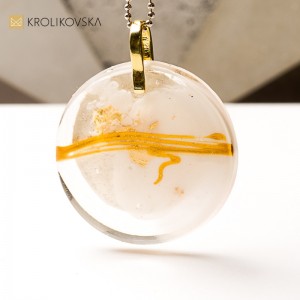 Naszyjnik z żywicy, biżuteria o wyjątkowym przesłaniu.