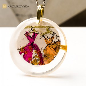 Naszyjnik z żywicy, biżuteria o wyjątkowym przesłaniu.