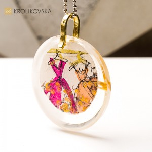 Naszyjnik z żywicy, biżuteria o wyjątkowym przesłaniu.