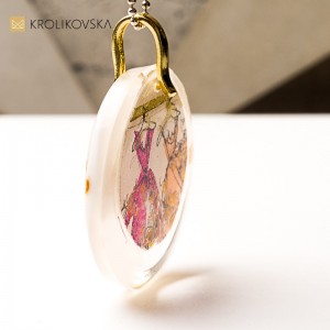 Naszyjnik z żywicy, biżuteria o wyjątkowym przesłaniu.