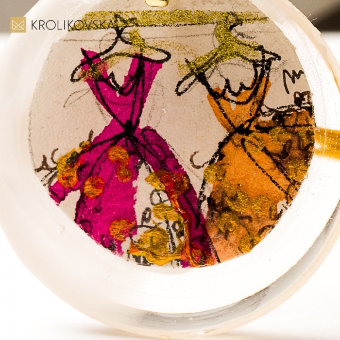 Naszyjnik z żywicy, biżuteria o wyjątkowym przesłaniu.