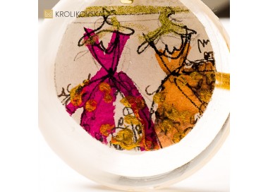 Naszyjnik z żywicy, biżuteria o wyjątkowym przesłaniu.