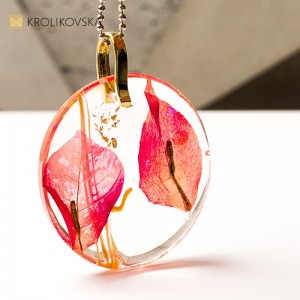 Biżuteria artystyczna handmade, bugenwilla w żywicy.