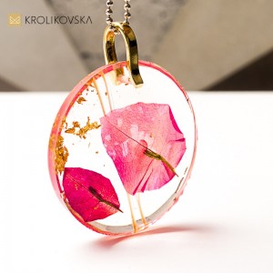 Naszyjnik autorski, kwiaty zatopione w żywicy.