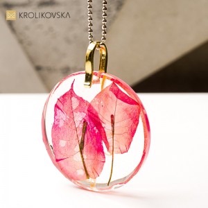 Artystyczny naszyjnik, malarska kompozycja roślinna w żywicy.