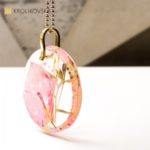 Naszyjnik z żywicy, malarska abstrakcja artystki.