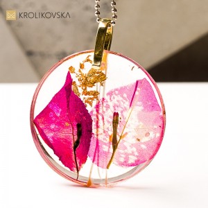 Naszyjnik z zatopioną bugenwillą, unikatowa biżuteria artystyczna.