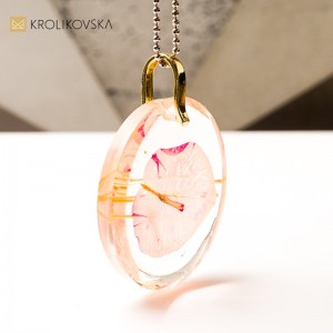 Biżuteria z żywicy, malarskie miniaturowe arcydzieło.