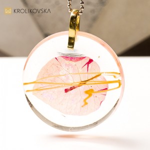 Biżuteria z żywicy, malarskie miniaturowe arcydzieło.