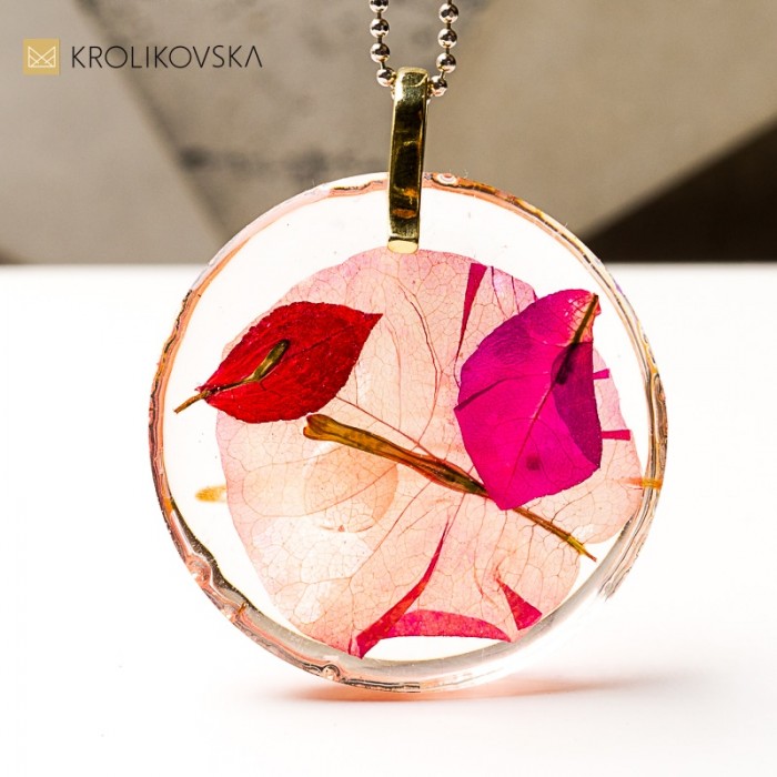Biżuteria z kwiatem, dzieło stworzone przez artystkę.