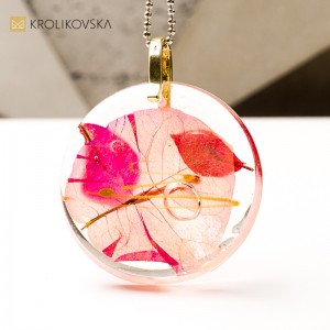 Biżuteria z kwiatem, dzieło stworzone przez artystkę.