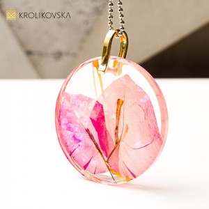 Naszyjnik z kwiatem, subtelne emocje w detalu.