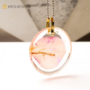 Naszyjnik z żywicy, sztuka w minimalistycznej formie.