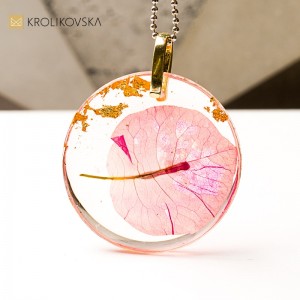 Artystyczny naszyjnik, delikatność i siła w jednym.