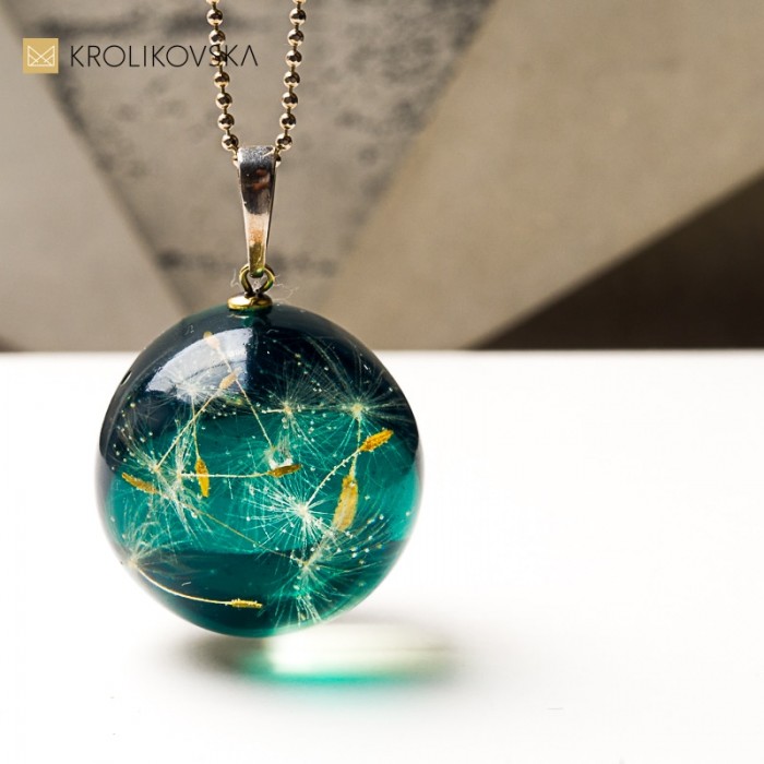 Naszyjnik z żywicy, eleganckie połączenie koloru i formy.