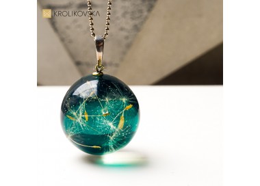 Naszyjnik z żywicy, eleganckie połączenie koloru i formy.