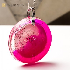 Biżuteria handmade w abstrakcyjnej formie.