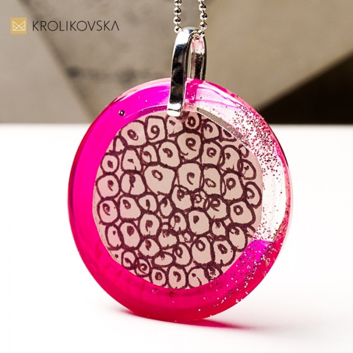 Biżuteria handmade w abstrakcyjnej formie.