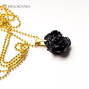 Artystyczna biżuteria, prezent dla koneserki sztuki, czarna róża.