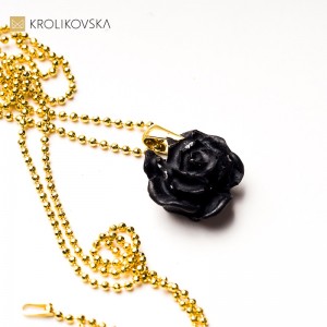 Artystyczna biżuteria, prezent dla koneserki sztuki, czarna róża.