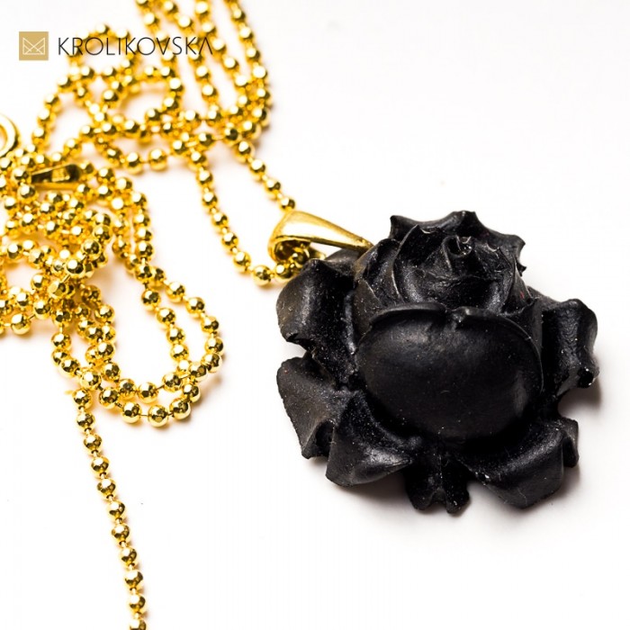 Biżuteria z żywicy, elegancki prezent dla bliskiej.