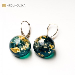 Kolczyki zielone, biżuteria z żywicy – prezent dla kobiety.
